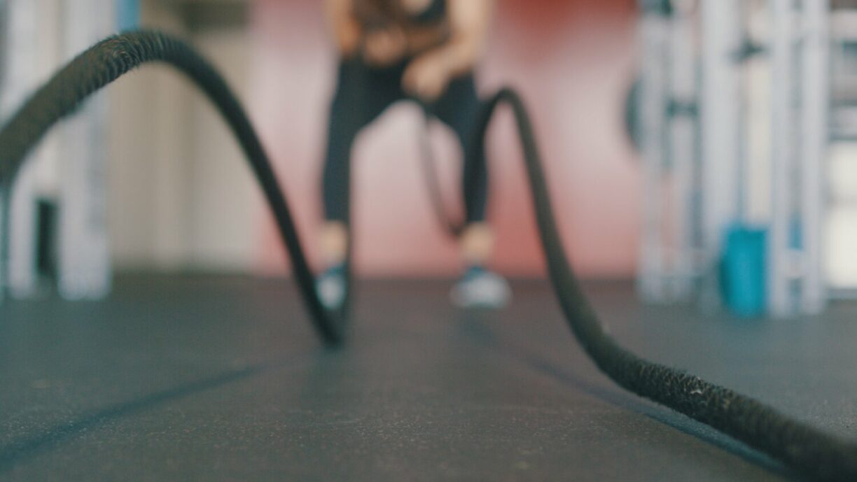 woman doing battle ropes