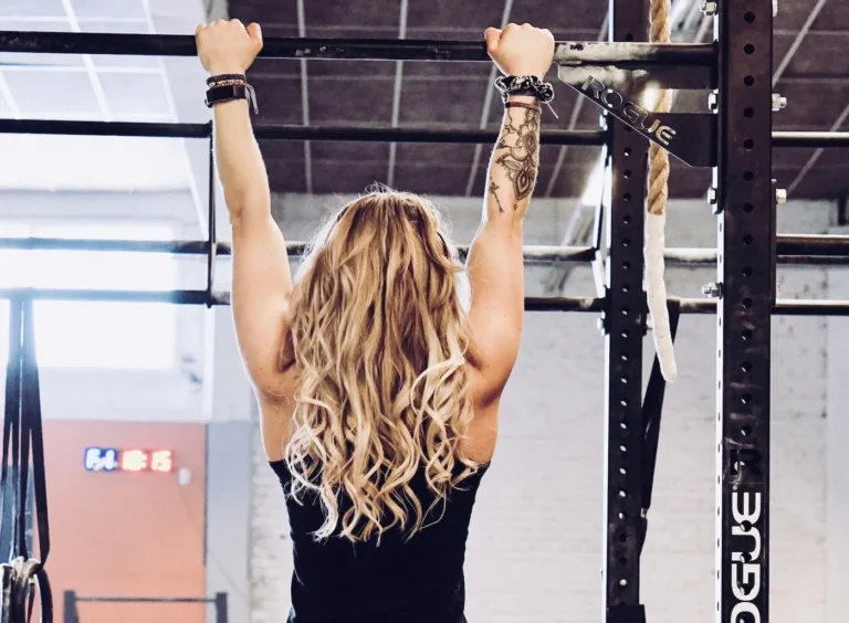 woman does pullup