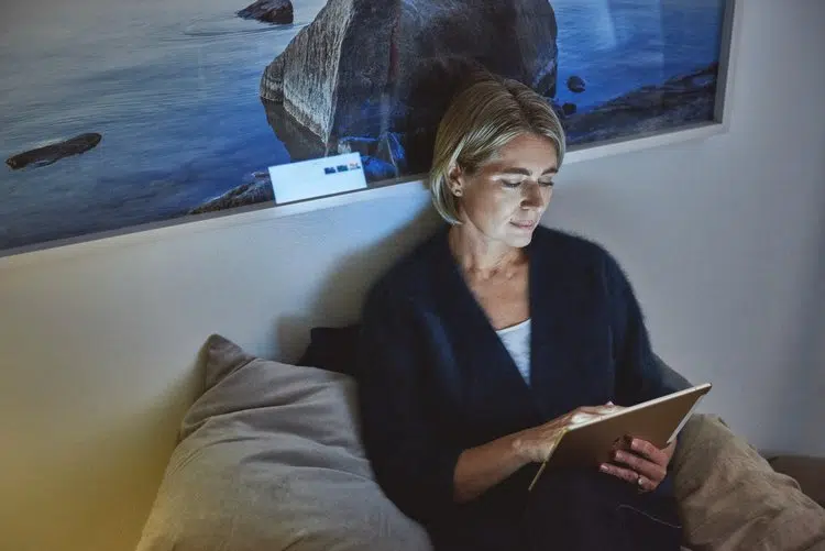 Womaninbedontablet