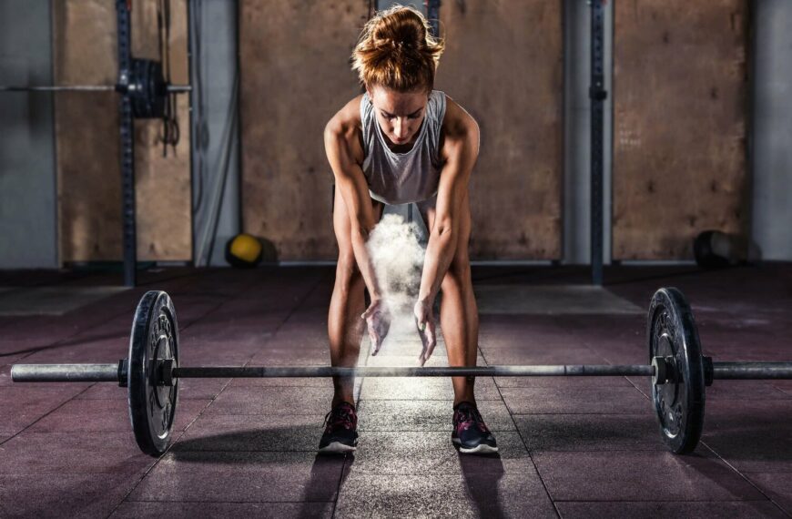 womanchalkshandstoliftweights