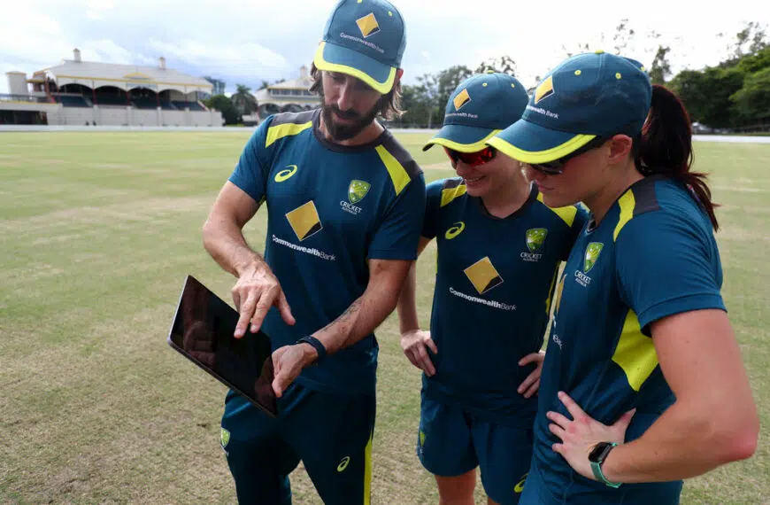 Australia womens cricket team uses Apple Watch coach with players 062319