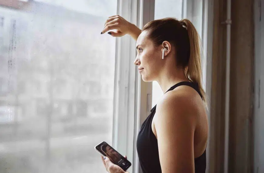 Freeletics woman looks out from window scaled