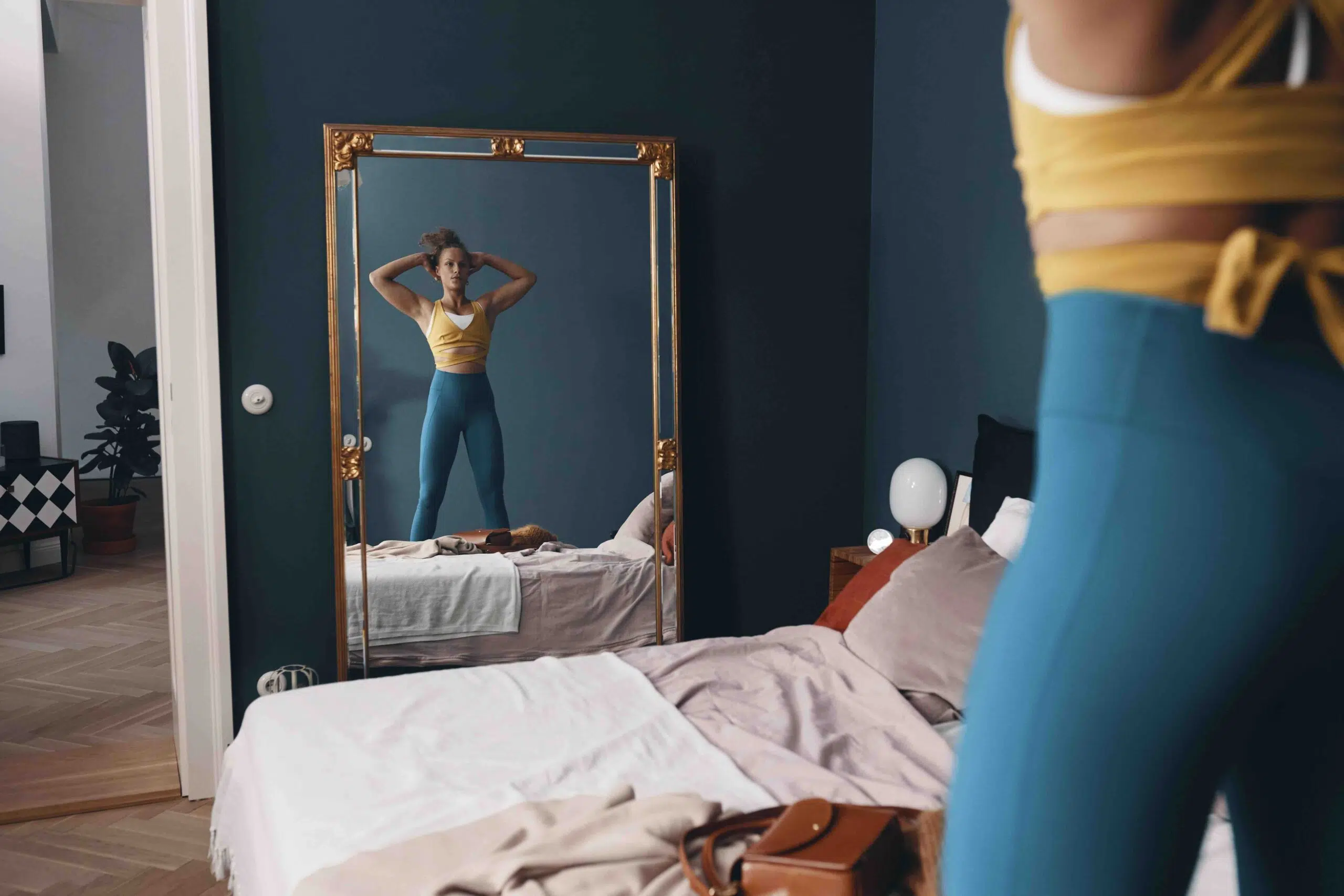 Freeletics woman worksout looking in mirror scaled