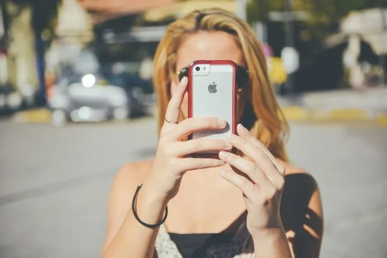 girl on iphone