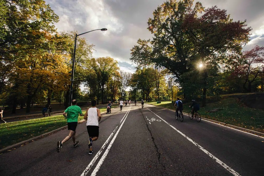 Peoplerunninginpark