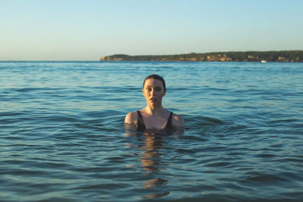 Womanbathinginsea