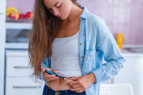 womaninjectswithinsulinpen