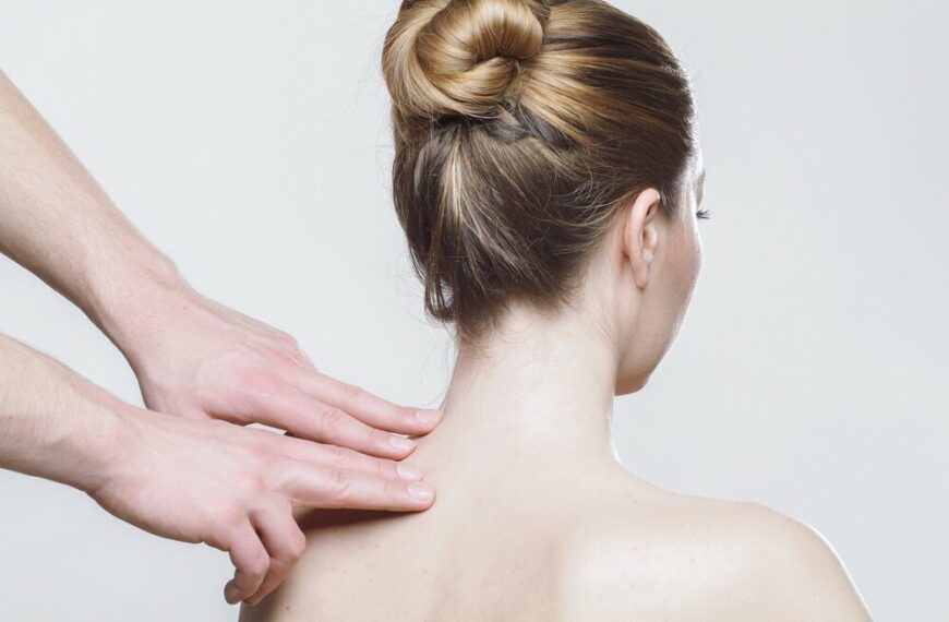 womanwithhandsonback
