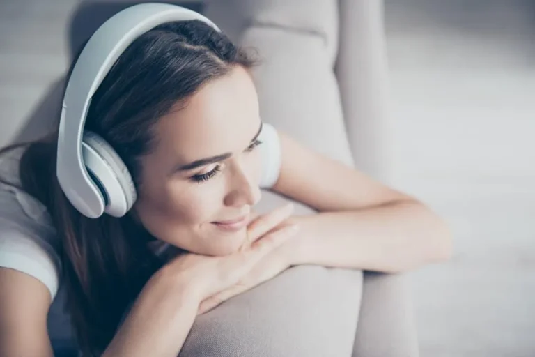 womanwithheadphonesonlisteningtopodcast