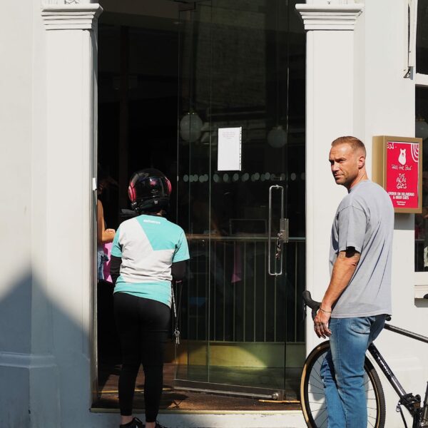 Calum Best Delivering Fast Food On His Bike00006 scaled