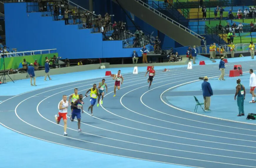 relay runners race scaled