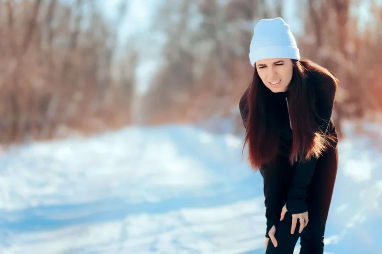 woman at winter holds arm