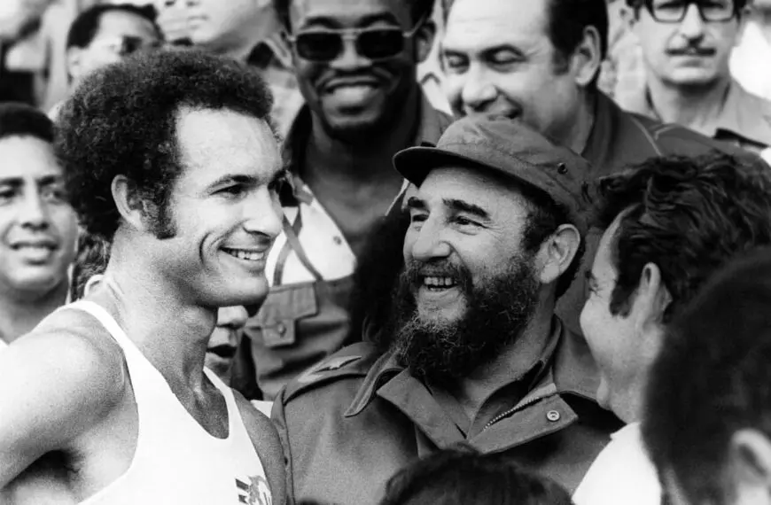 Alberto Juantorena and Fidel Castro in Havana 1977 INDER