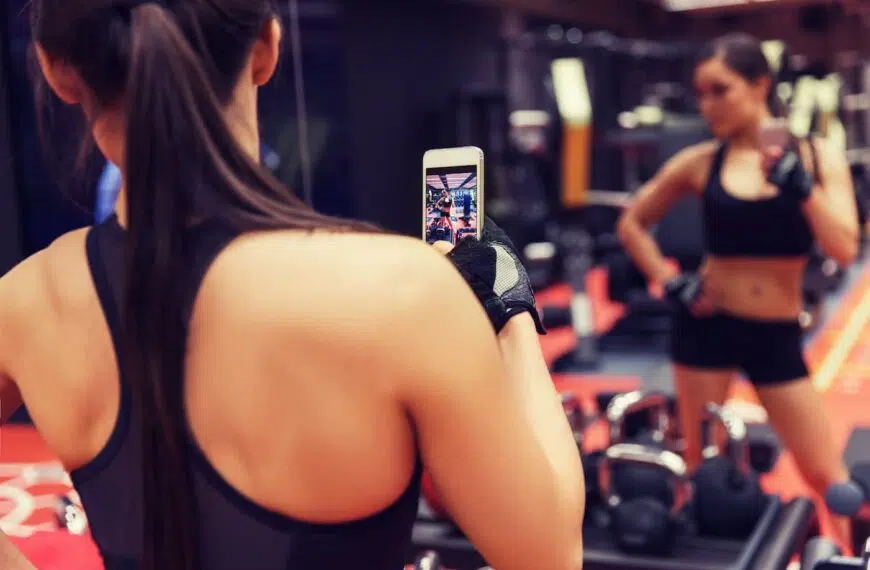 fitness infuencer takes photo in mirror