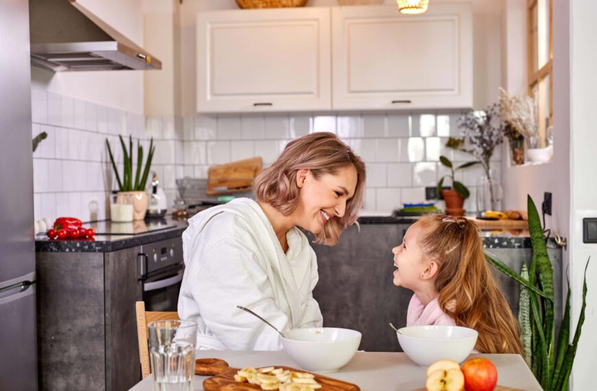 mother with child at breakfast scaled