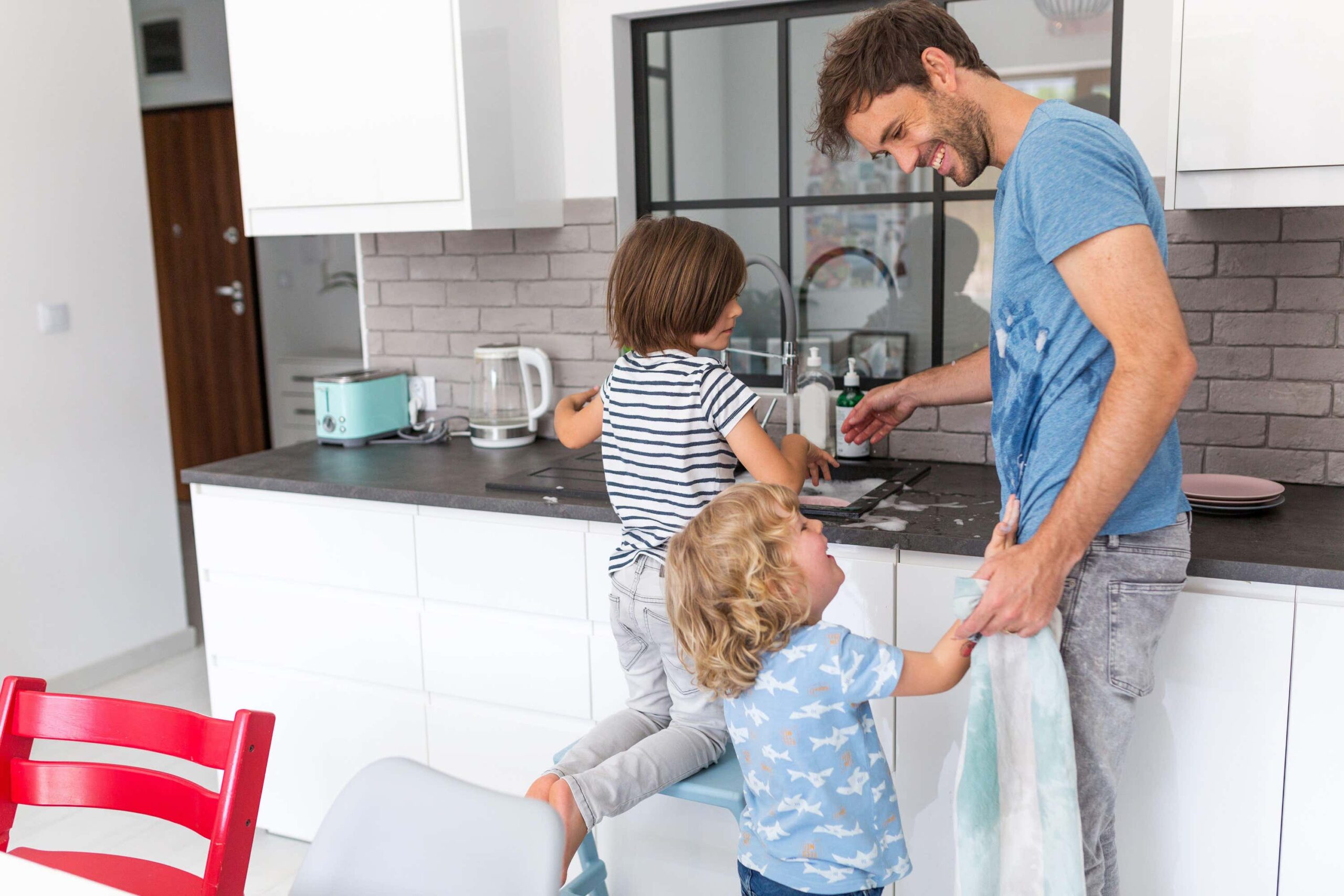 Father with children in kitchen scaled