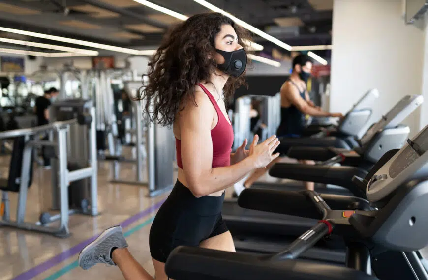 woman doing cardio exercises at the gym