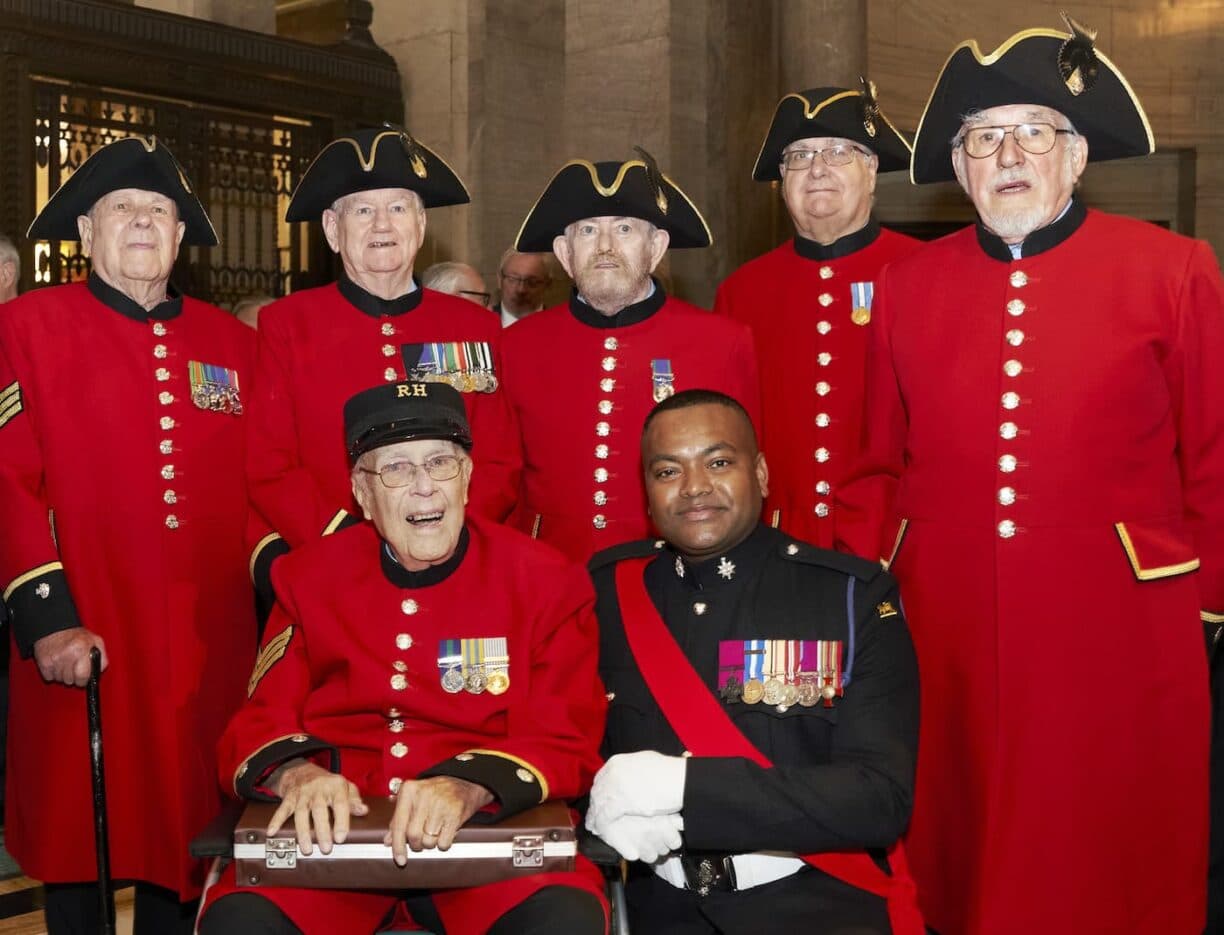1 chelsea pensioners and johnson beharry vc