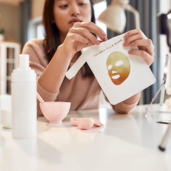influencer with facemask pack