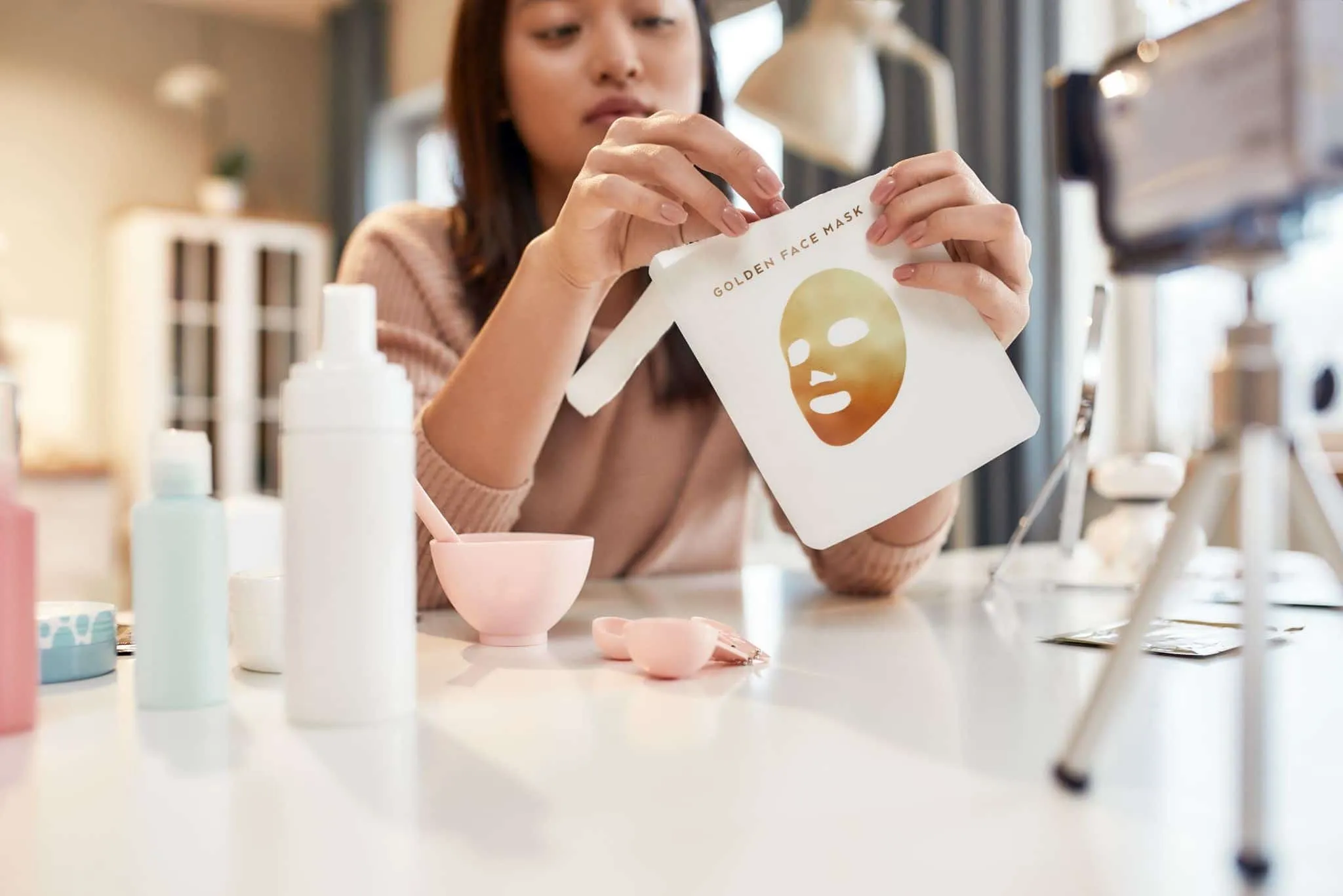 influencer with facemask pack