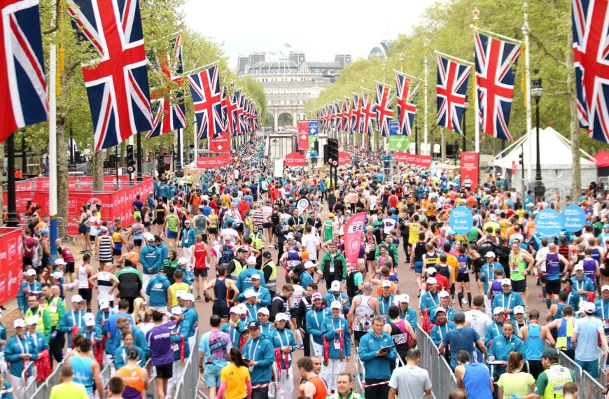 marathon runners on londons pall mall