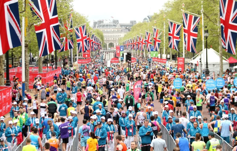 marathon runners on londons pall mall