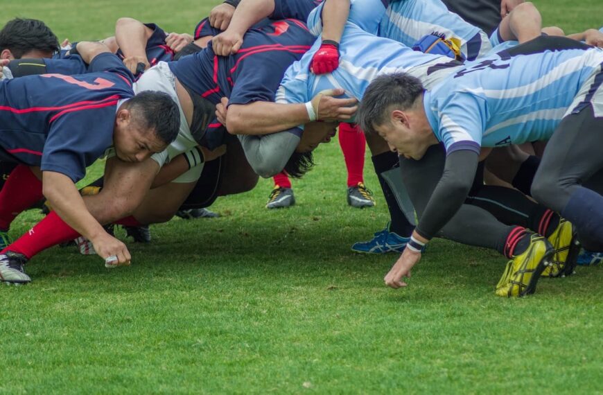 rugby players scrum