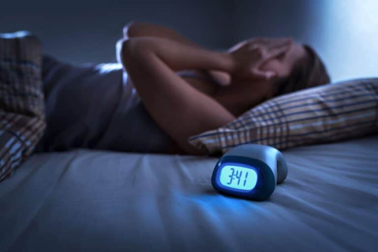 woman in bed cant sleep
