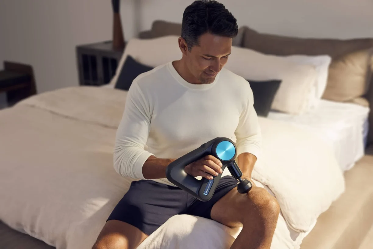 Fit man uses Theragun PRO