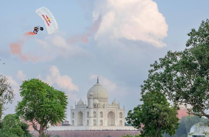 Frédéric Fugen Leads Soul Flyers On Historic Taj Mahal Fly-By In India