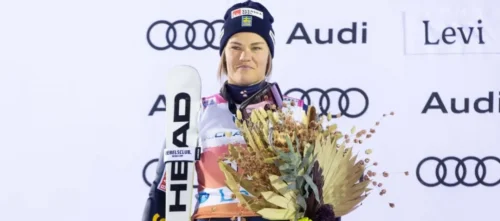 Anna Swenn Larsson on the winners podium levi 2022