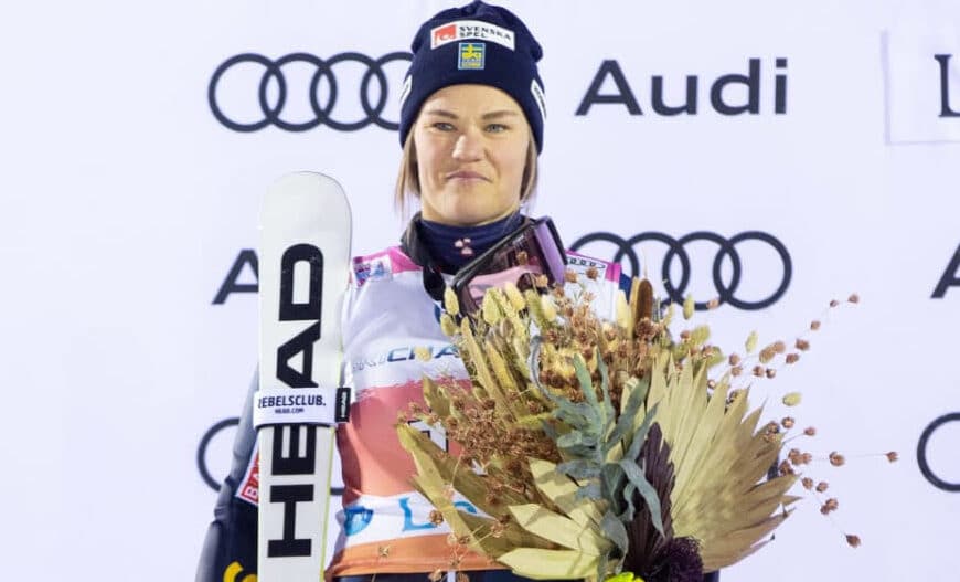 Anna Swenn Larsson on the winners podium levi 2022