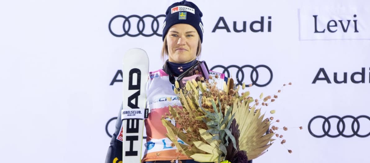 Anna swenn larsson on the winners podium levi 2022