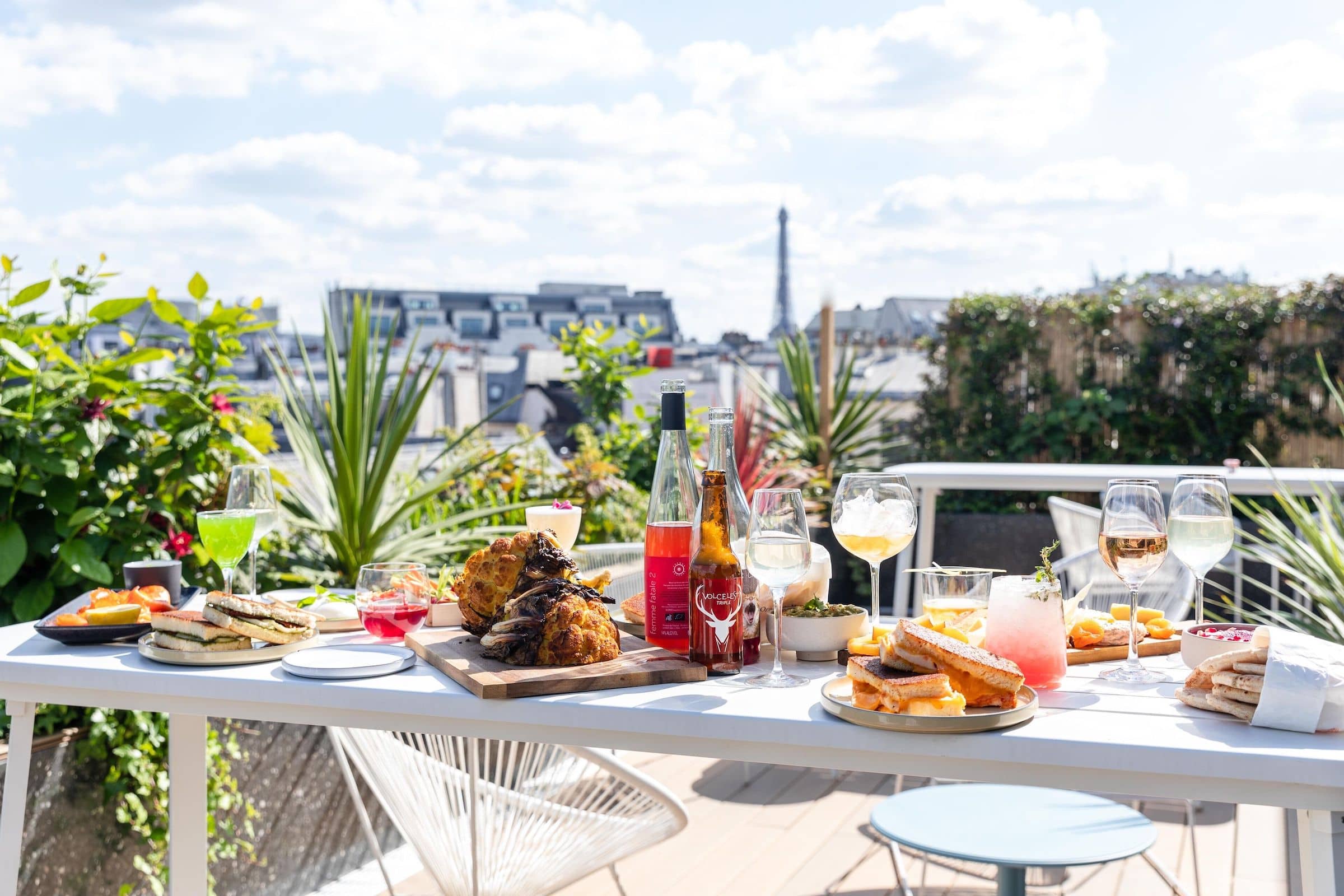 Hotel pley view overlooking paris
