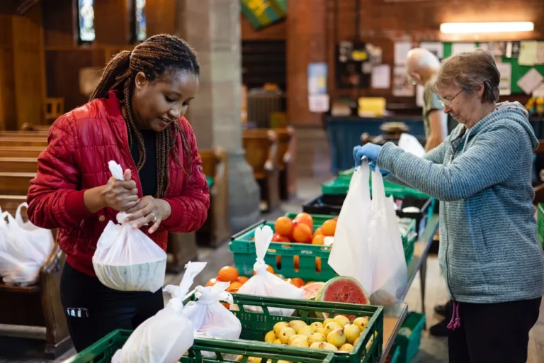 people-pack-bags-of-vegetables