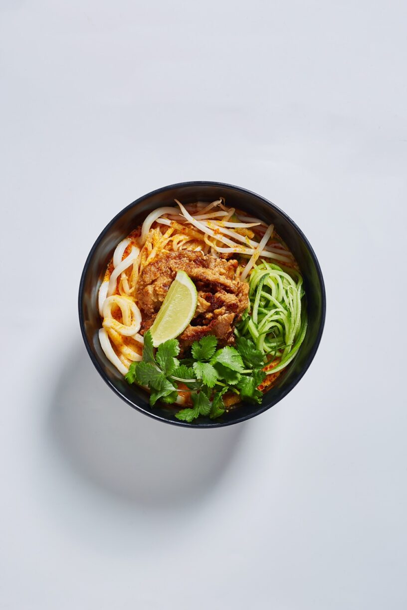 Vegan ‘chicken kare lomen is udon noodles