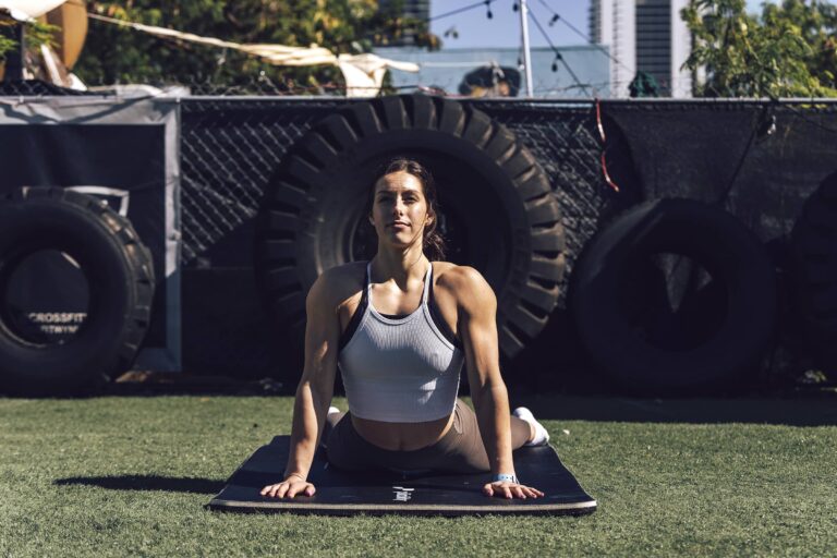 CrossFitter Emma Lawson exercising