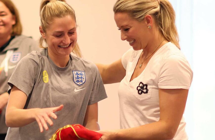Lionesses Legends Present England Squad With Legacy Caps