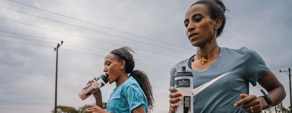 Gotytom Gebreslase runs with SIS sports bottle in hand