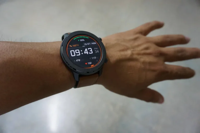 wrist with smartwacth on