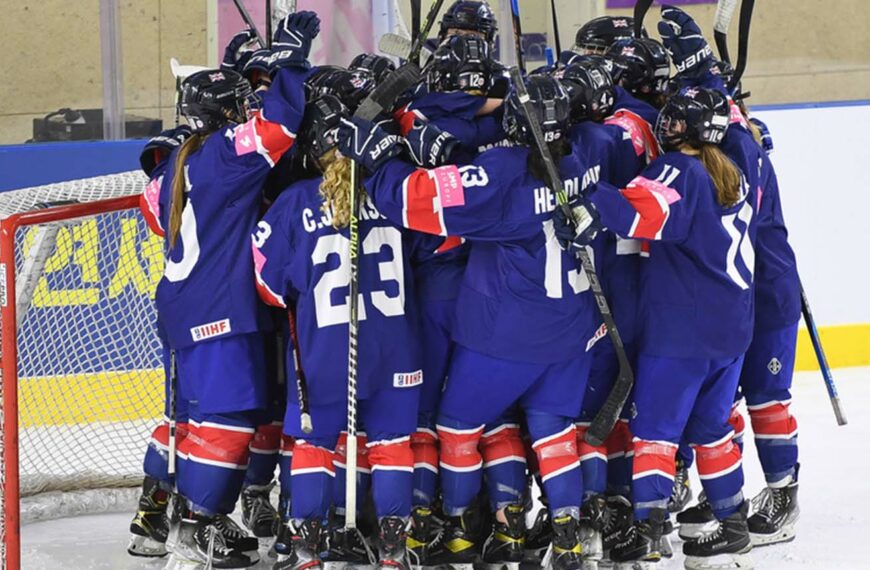 GB Womens Ice Hockey huddle