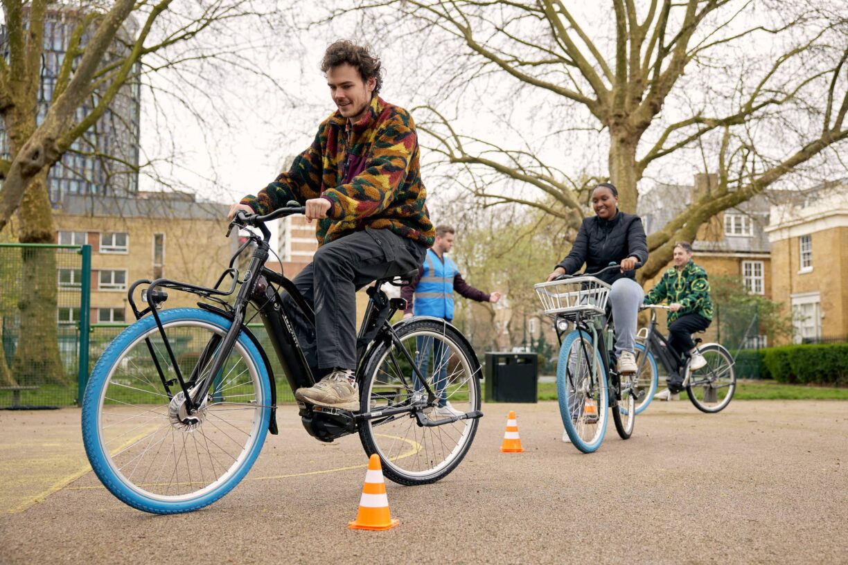 woody cook rides on swapfiets bike