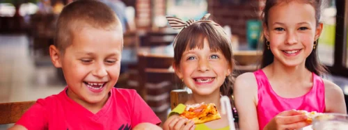 children eating pizza