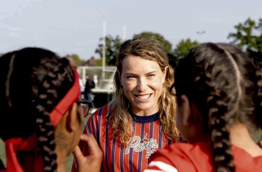 phoebe schecter speaks to young female american footballers in the uk