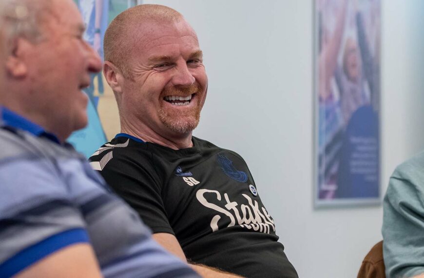 Sean Dyche visited Everton in the Community’s purpose-built mental health hub