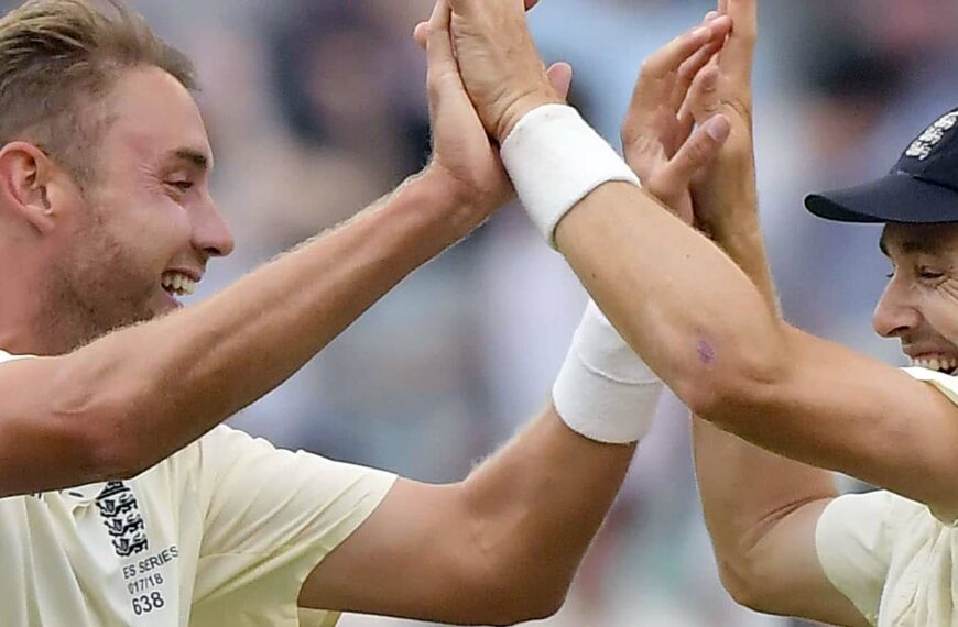 england cricketers high-five