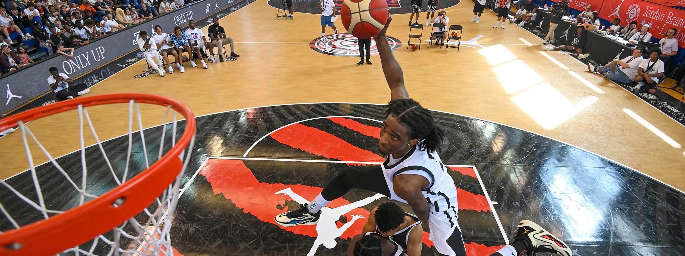 womens hoopsfix player dunks the ball