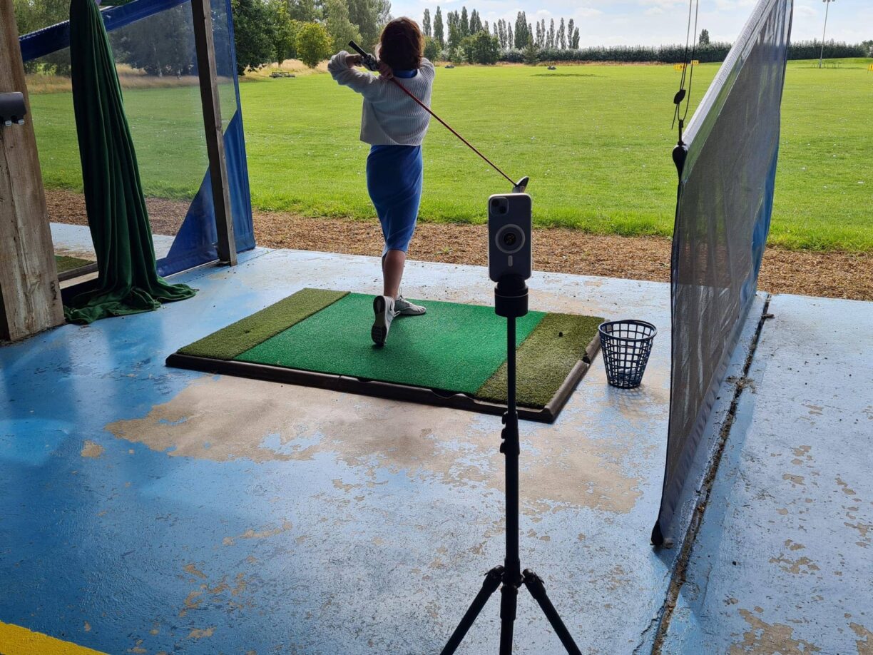 pivo-camera-tripod-captures-golf-swing