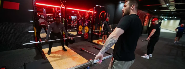 weighlifter using collar free barbell