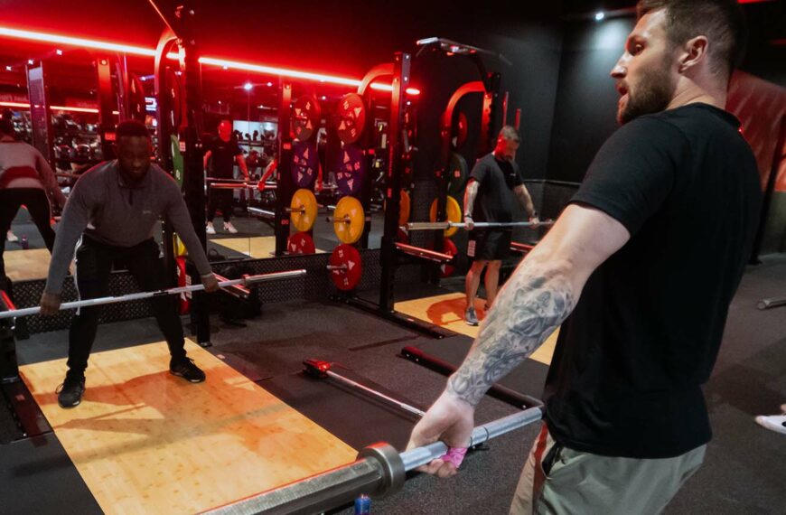 weighlifter using collar free barbell